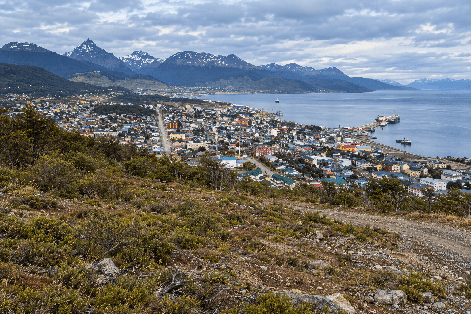 Vista de Ushuaia y el Canal Beagle desde la montaña